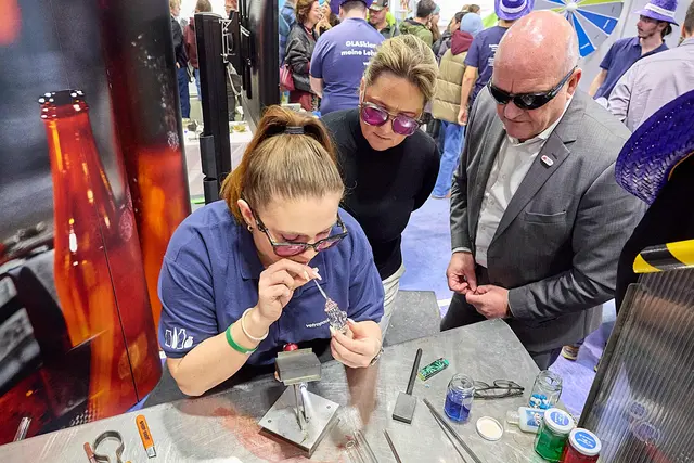 Glaskunst bei Vetropack! AK Niederösterreich-Präsident Markus Wieser und Landesrätin Mag. Susanne Rosenkranz waren von der Glasbläserin Xena beeindruckt. | Foto: Georges Schneider