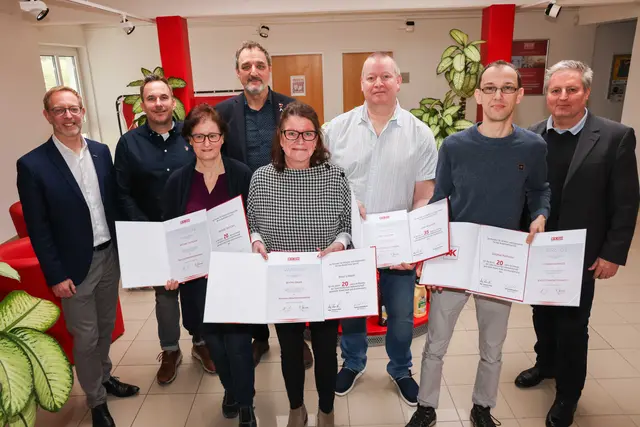 Vier Mitarbeitende der Felix Austria wurden für ihre jahrzehntelange Betriebszugehörigkeit geehrt.  | Foto: AK Burgenland