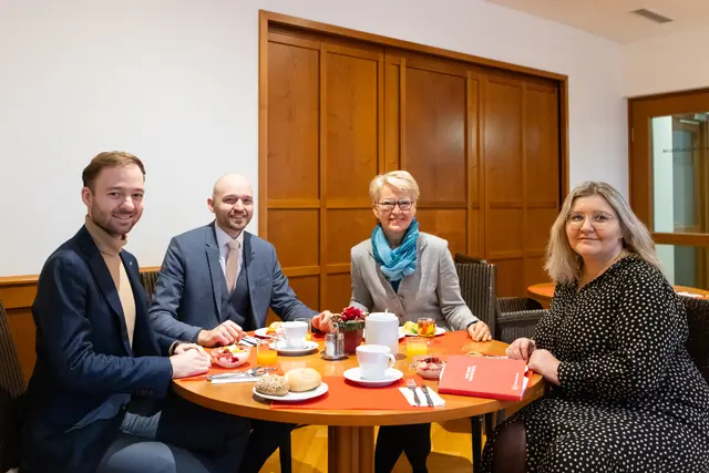 Zwei Generationen einer Hoteliersfamilie an einem Tisch: Michael, Alexander und Christina Gerlach mit Martina Maros-Goller (v. l.) | Foto: Konstantinov