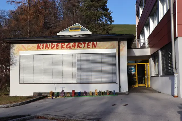 Auch die fünfte Kindergartengruppe, die derzeit im Keller der Mittelschule situiert ist, soll bald im bestehenden Kindergarten Platz finden. Dazu ist ein neuer Eingangsraum samt Stiegenhaus geplant, wofür allerdings der derzeitige Hortraum weichen müsste. | Foto: Christiane Nimpf