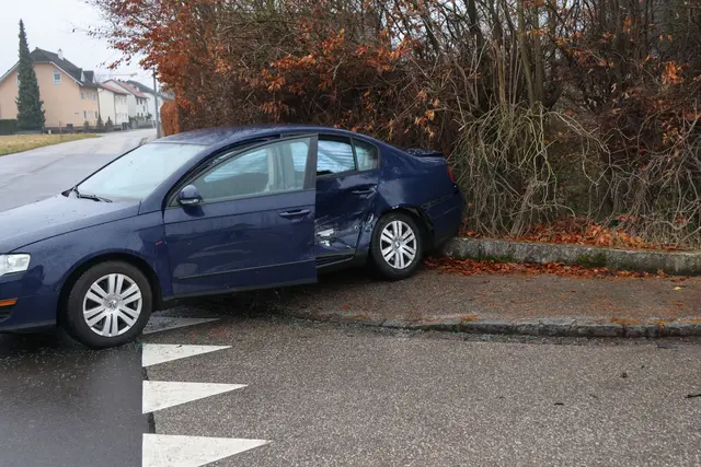 In Wels-Pernau krachen ein Kleintransporter und ein Pkw in einem Kreuzungsbereich zusammen. | Foto: laumat.at