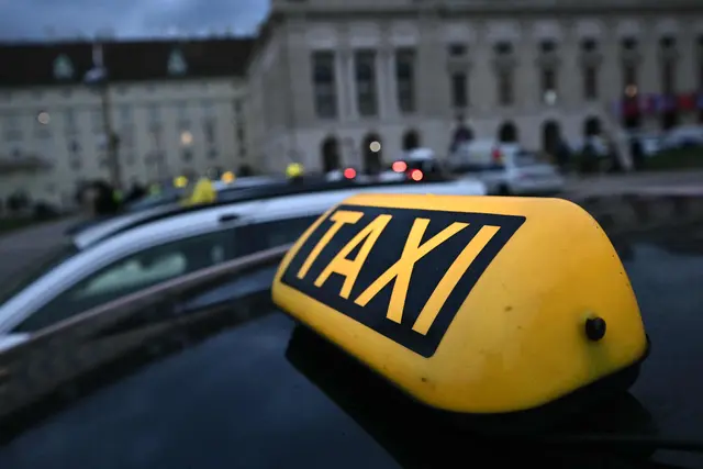 Erneut sollen huderte Taxis bei einem Demokonvoi teilnehmen. | Foto: APA-Images / AFP / JOE KLAMAR