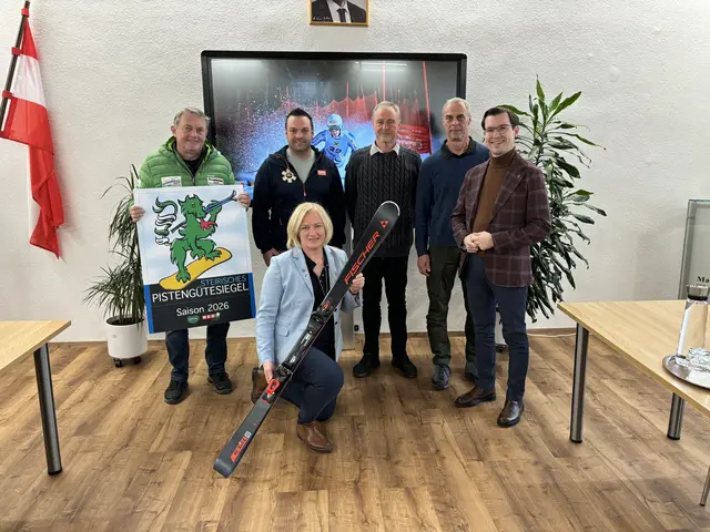 In Turnau freuen sich Erwin Rossmann, Matthias Puregger, Johann Fellner, Hannes Payer, Bgm. Stefan Hofer und Gitti Fladl schon auf die Wintersaison. | Foto: MeinBezirk/Angelika Kern