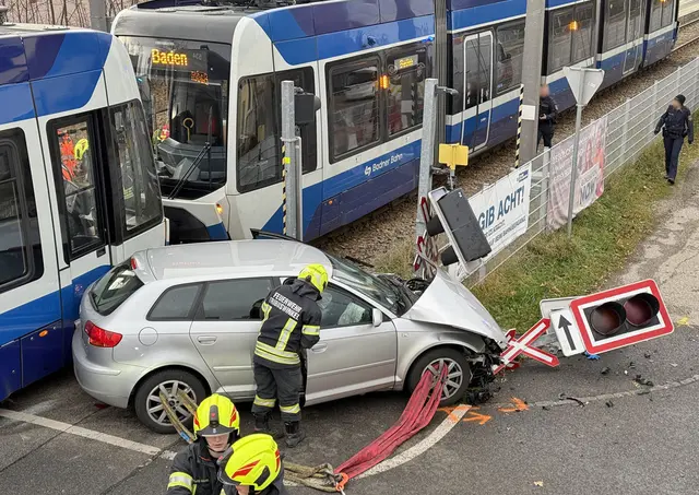 Feuerwehreinsatz in Tribuswinkel nach einem Unfall. | Foto: BFKDO Baden / Stefan Schneider