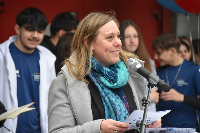 Schulleiterin Claudia Erharter freut sich mit den Schülern über die neue Ausrichtung.  | Foto: Barbara Fluckinger