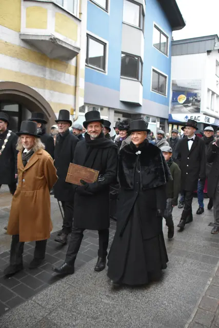 Durch das Telfer Ortszentrum und die Zeit führte die prachtvolle Scrooge-Parade: Diese führte vom Inntalcenter direkt ins viktorianische London. 