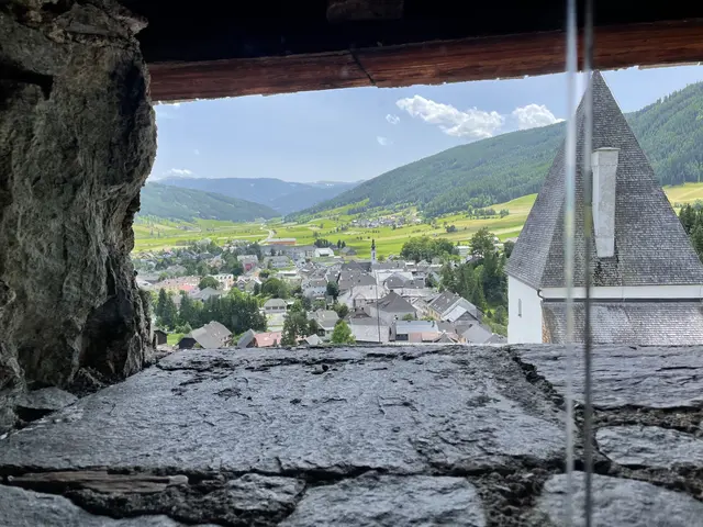(Archivfoto) Eine gute Aussicht auf den Ort gewährt der Wehrturm bzw. Burgfried der Burg Mauterndorf. | Foto: pjw