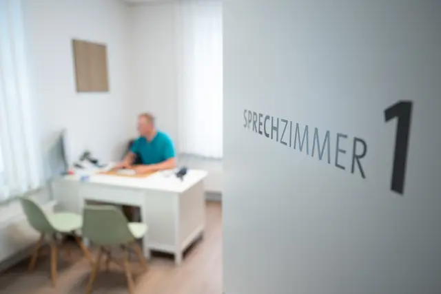 Im niedergelassenen Bereich startet 2026 die sogenannte Diagnosecodierung. Symptome und Krankheitsbilder müssen erfasst, codiert und an weitere Stellen übermittelt werden. (Symbolbild) | Foto: APA-Images / dpa / Sebastian Kahnert