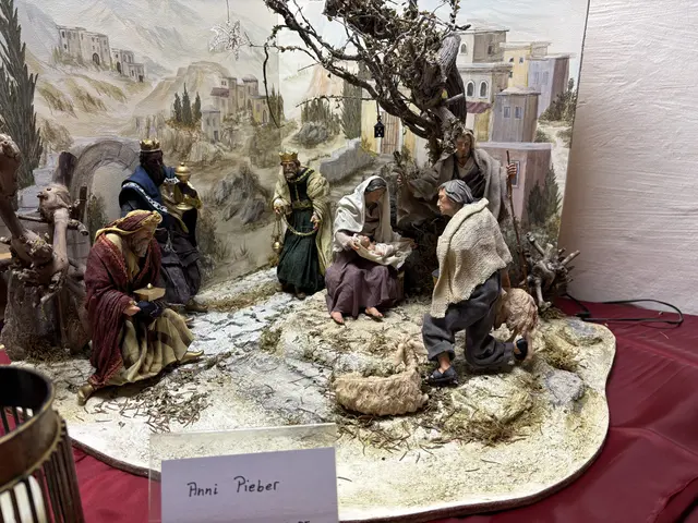 Diese Krippenkünstlerin malte auch den Hintergrund selbst. | Foto: Margot Jeitler/MeinBezirk