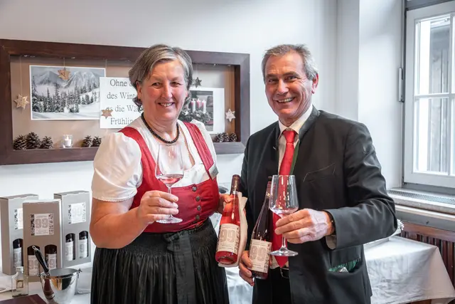 Direktor Josef Norz und Schulleiterin Maria Gschwentner feierten mit dem Jubiläumstropfen.  | Foto: FSBHM