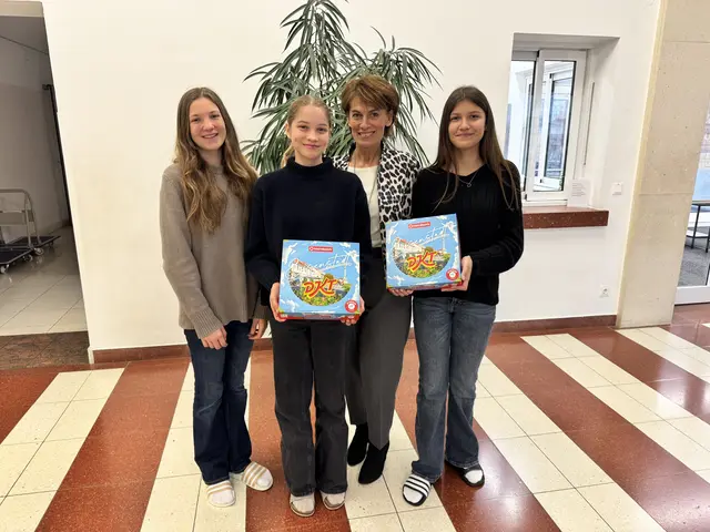 Auch die Schülerinnen von der MS Theresianum Eisenstadt durften das Spiel bereits gemeinsam mit der Schulleiterin Gabriela Pollak erkunden | Foto: Theresianum Eisenstadt