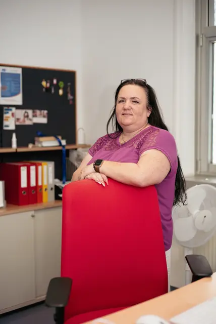 Arbeitsmarktservice Neunkirchen-Geschäftsstellenleiterin Petra Hofmann informierte über die AMS-Zahlen für November 2025. | Foto: Santrucek