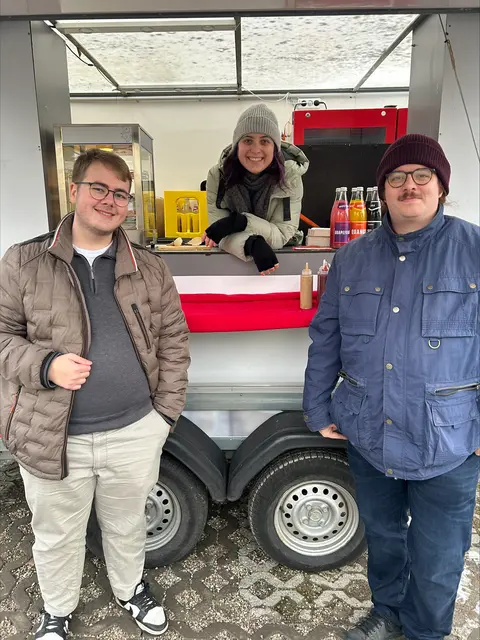 Fabio Meisinger, JG-Vorsitzender im Bezirk Rohrbach, (links) und weitere Vertreter der Roten Jugendorganisationen luden zum „Leberkas and Chill“-Imbiss. | Foto: SPÖ