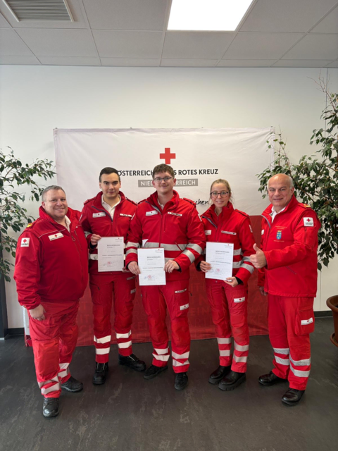 Georg Kern (2.v.l.) mit seiner Urkunde | Foto: Rotes Kreuz Waidhofen/Thaya