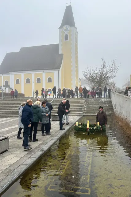 Eine echte Attraktion: der schwimmende Adventkranz in Ernsthofen.  | Foto: Johann Zauner