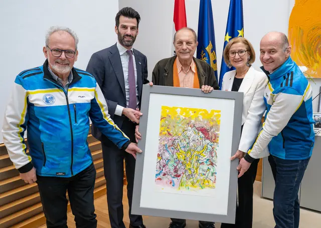 Bildübergabe: Weltcup-OK-Chef Franz Steiner, LH-Vize Udo Landbauer, Künstler Christian Ludwig Attersee, Landeshauptfrau Johanna Mikl-Leitner und  Semmerings Bürgermeister Hermann Doppelreiter bei der Bild-Übergabe.
 | Foto: NLK Khittl