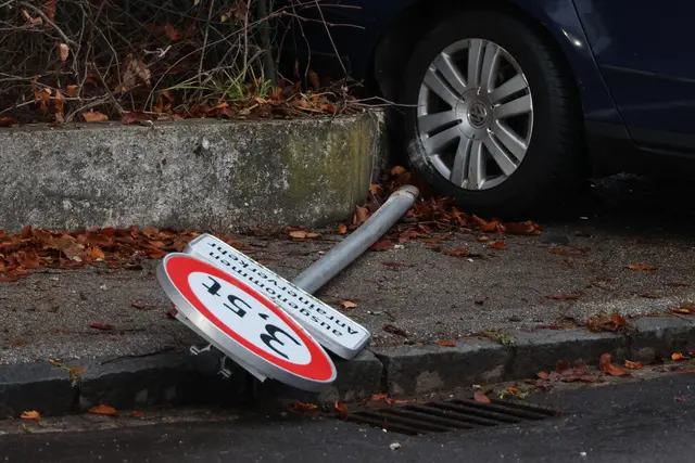 In Wels-Pernau krachen ein Kleintransporter und ein Pkw in einem Kreuzungsbereich zusammen. | Foto: laumat.at