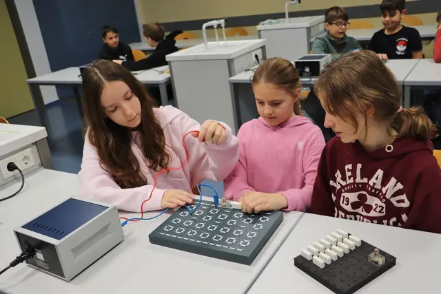 Livia (12) von der MS Gratkorn erklärt Volksschülern, wie ein Stromkreis funktioniert.  | Foto: Edith Ertl
