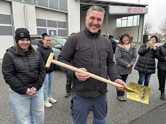 Gerhard Weixler überreichte einen besonderen Spaten im Namen der Mitarbeiterinnen und Mitarbeiter. | Foto: MeinBezirk/Katrin Löschnig