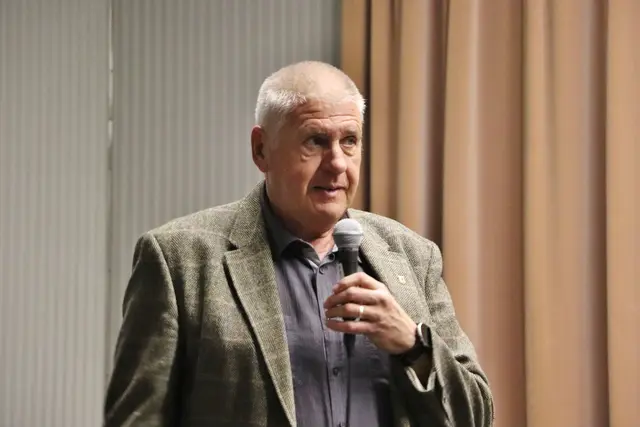 "Es ist ein Wendepunkt in eurem Leben, wo ihr mit euren Eltern entscheidet, wie eure Bildung nach der Volksschule weitergeht", sagte Gratkorns Vzbgm. Günther Bauer bei der Begrüßung, bevor der Schulchor ein herzliches Willkommen sang. | Foto: Edith Ertl