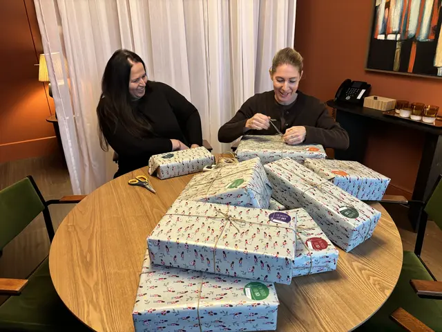 Die Geschenke werden per Hand verpackt.  | Foto: Arztmann/MeinBezirk