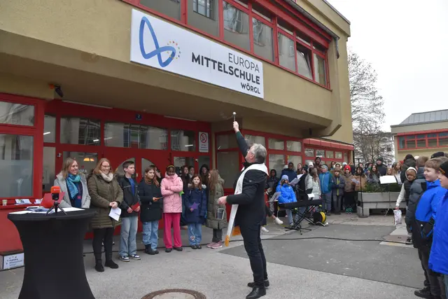 Pfarrer Christian Hauser segnete das Gebäude.  | Foto: Barbara Fluckinger