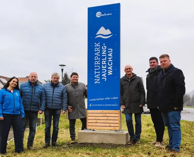 Der Naturpark-Vorstand vor der Eingangssäule in Schallemmersdorf: MathildeStallegger, Geschäftsführer Naturpark Jauerling-Wachau, Geschäftsführender Gemeinderat Richard Hochrathner, Georg Ertl, Bürgermeister Emmersdorf, Hannes Höfinger, Bürgermeister Raxendorf, Roland Berger, Bürgermeister Mühldorf, RainerToifl, Bürgermeister Aggsbach, Lorenz Reisinger, Naturpark-Obmann (v.l.). | Foto: npjw