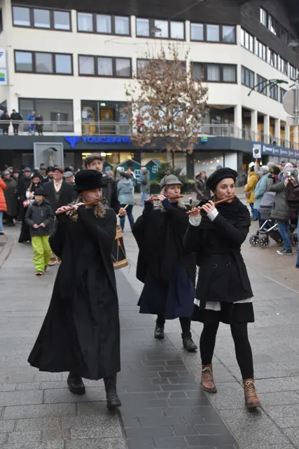 Rund 70 in viktorianische Gewänder gehüllte Akteure, getragen von Schwegelpfeifen und rhythmischen Trommelklängen, schufen wahre Gänsehaut-Momente.