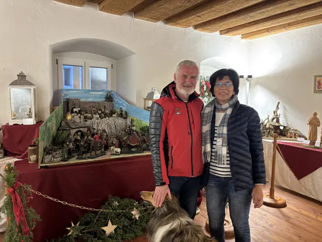 Harald Moser mit seiner Frau Christa und der Familienhündin bei der noch bis 8. Dezember laufenden Krippenausstellung in Kaindorf. | Foto: Margot Jeitler/MeinBezirk