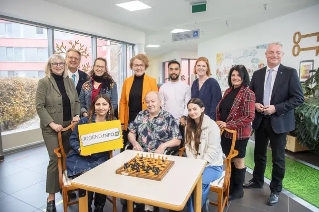 Stehen: Silvia Bodi (Geschäftsführung Gesundheit Thermenregion), Gerhard Reisner (Kaufm. 
Direktor PBZ Mödling), Christiane Aschauer (Jugendinfo NÖ), Landesrätin Christiane Teschl�Hofmeister, Bader Samaali (ESK), Elisabeth Kroupa (Ehrenamt PBZ Mödling), Martina 
Burger-Kaminsky (Pflegedirektorin-Stv.), Gerhard Dafert (LGA-Vorstand)
Sitzend: Banu Guluzade (ESK), Bewohner Heinz Rychetsky, Cigdem Kacar (ESK) | Foto: NÖ LGA / Robert Herbst