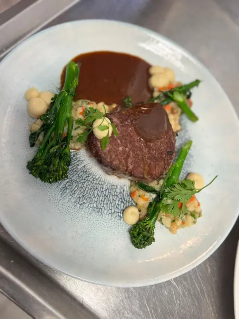 Wer "normal" zu den Feiertagen kochen will, kann sich ja mit der Gestaltung spielen und das Gericht schön ausgarnieren.  | Foto: rm