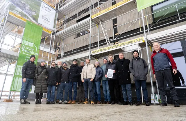 Die Firstfeier der neuen Wohnanlage in Lans Oberes Feld wurde am 26. November mit allen Beteiligten gefeiert. | Foto: Tiroler Wohnbau