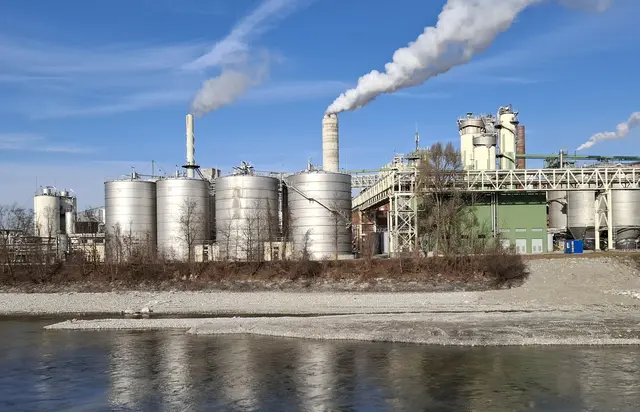 AustroCel Hallein gilt in der europäischen Industrie zunehmend als Vorzeigebeispiel für erfolgreiche biobasierte Transformation.  | Foto: Josef Wind