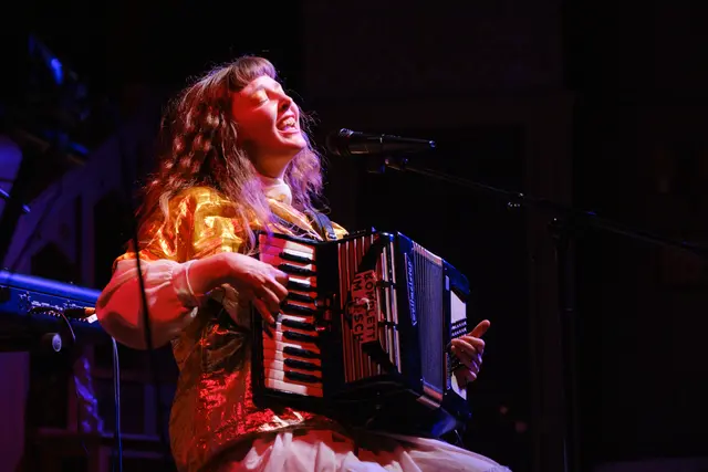 Die Veranstaltung wurde musikalisch von der Künstlerin Alicia Edelweiss begleitet.  | Foto: Shervin Sardari/BV8