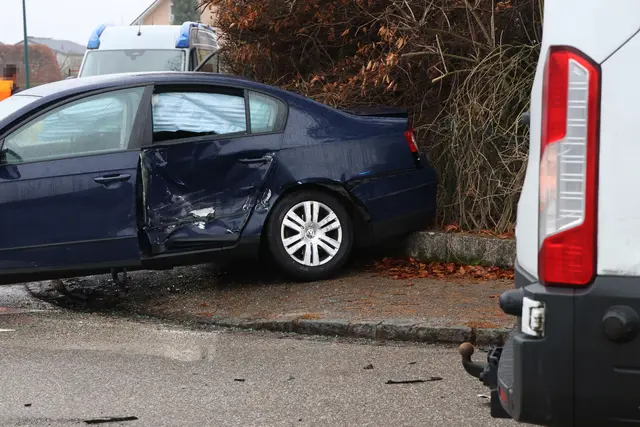 In Wels-Pernau krachen ein Kleintransporter und ein Pkw in einem Kreuzungsbereich zusammen. | Foto: laumat.at