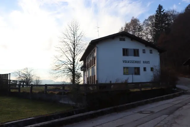 Die ehemalige Volksschule wird abgerissen. Neu erbaut werden dann acht objektgeförderte Mietwohnungen. | Foto: Christiane Nimpf