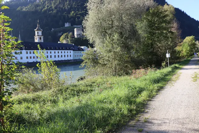 Der bestehende Notdamm im Ortsteil Badl ist ein Streitthema. Laut BH muss er abgerissen werden, Kramsach wehrte sich bislang dagegen.  | Foto: Christiane Nimpf