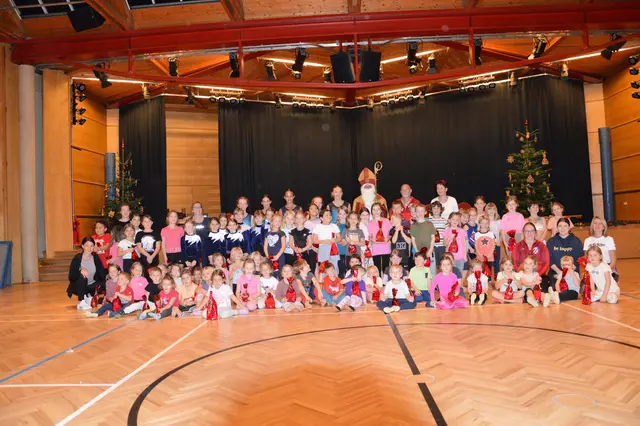 Zur Belohnung verteilte der Nikolaus Säckchen mit Süßigkeiten und Lebkuchen. | Foto: Gernot Wiener