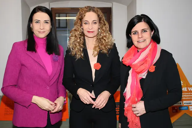 Unterstützen das Projekt „Orange the World“. LR Eva Pawlata, Bürgermeisterin Victoria Weber und Frauenreferentin Petra Lintner. | Foto: Foto: Walpoth