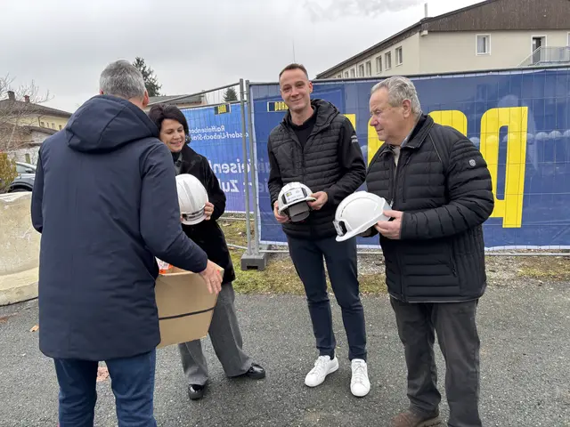 Von der Firma Porr gab es personalisierte Bauhelme. | Foto: MeinBezirk/Katrin Löschnig