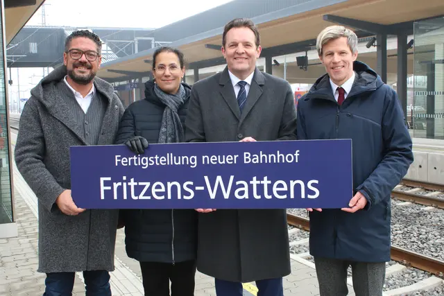 V.r. Bgm Lukas Schmied (Wattens). Mobilitätslandesrat Rene Zumtobel, Judith Engel, Vorständin ÖBB Infrastruktur AG, Bgm Markus Freimüller (Fritzens)

 | Foto: Foto: Walpoth