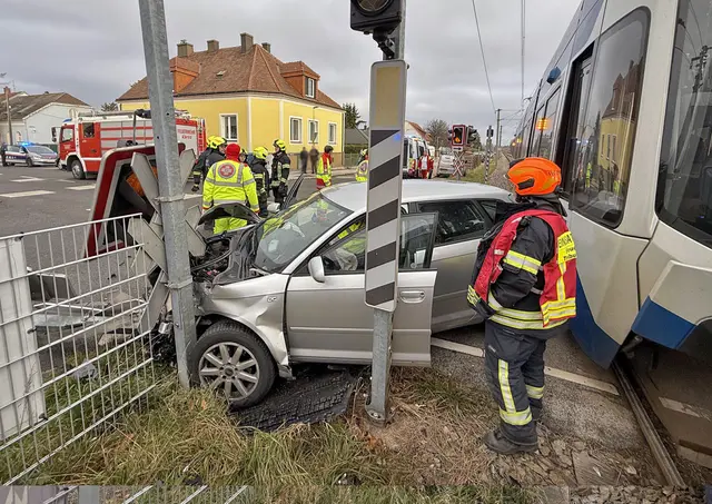 Verkehrsunfall von einem Auto mit der Badner Bahn. | Foto: BFKDO Baden / Stefan Schneider