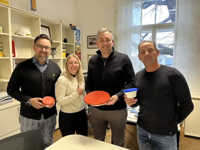 Bgm. Dietmar Ruf und  VBgm. Kaldun Hana mit Dorfgasthaus Seyring Chefin Patrizia Woronin und Chef Helmuth Lang.  | Foto: Stadtgemeinde Gerasdorf