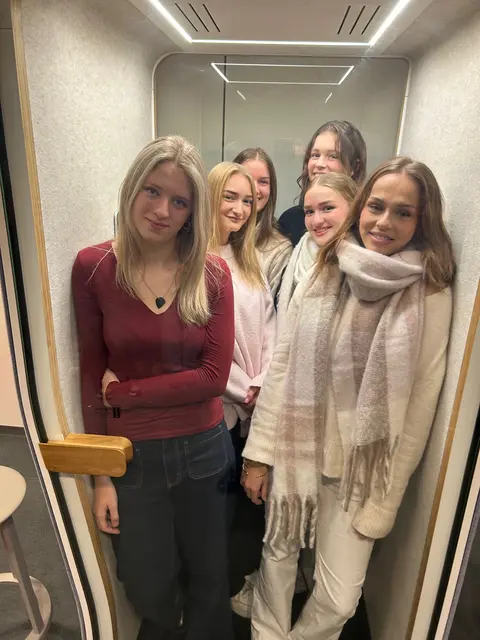 Die ganz Gruppe testet die Konferenzkabine auf ihre Schalldichtheit. Foto: Robert Kalss