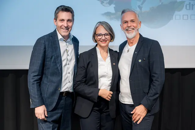 Der Tourismusverband Kufsteinerland hat sein Interesse und seine grundsätzliche Bereitschaft bekundet, sich an einer möglichen Tiroler Bewerbung zur Europäischen Kulturhauptstadt ab 2035 zu beteiligen. Im Bild von links: Aufsichtsratsvorsitzender Helmut Naschberger, Geschäftsführerin Sabine Mair, Obmann Georg Hörhager. | Foto: © TVB Kufsteinerland Thorben Jureczko