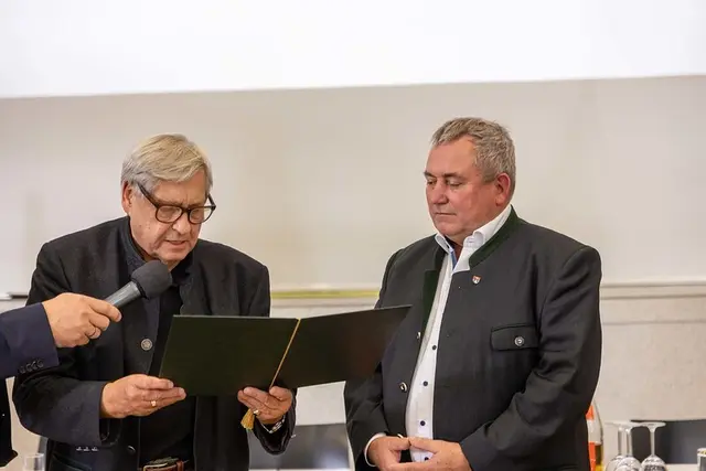 Bürgermeister Bernhard Karnthaler (re.) wurde das Grüne Kreuz verliehen. | Foto: Marktgemeinde Lanzenkirchen