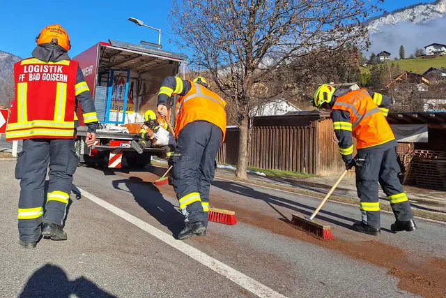 Die Einsatzkräfte der FF Bad Goisern beseitigten die Ölspur. | Foto: FF Bad Goisern