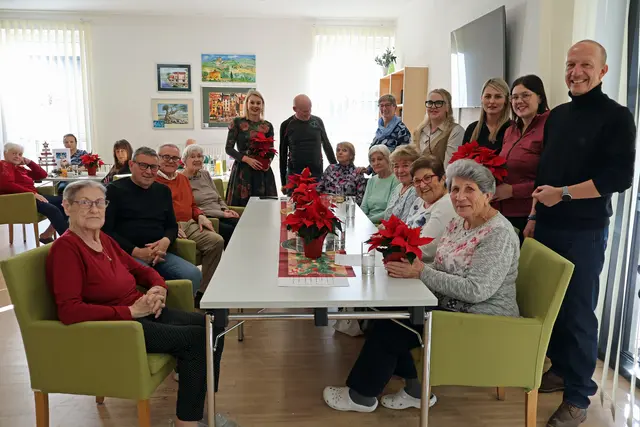 Vizebürgermeisterin Elisabeth Mayr (hinten, stehend, l.) überbrachte den BewohnerInnen der ISD-Wohnanlage O3 in der Reichenau kleine Aufmerksamkeiten in Form von Weihnachtssternen. | Foto: © M. Darmann