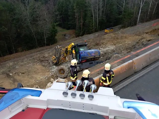 Die Fahrbahn Richtung Graz war während der Bergung komplett gesperrt. | Foto: Stadtfeuerwehr Pinkafeld