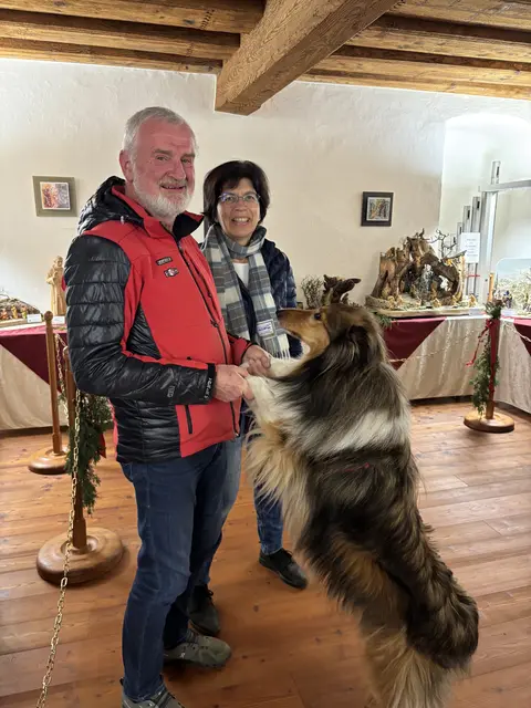 Statt Foto machen hätte Hündin Leika wohl eher ein Tänzchen bevorzugt. | Foto: Margot Jeitler/MeinBezirk